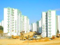 Le président Bouteflika pose à Oran les premières pierres des projets de 18.522 logements et de 3.000 places pédagogiques