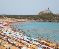 شباب متهور وتجار دون ترخيص يسيطرون على شواطئ تلمسان