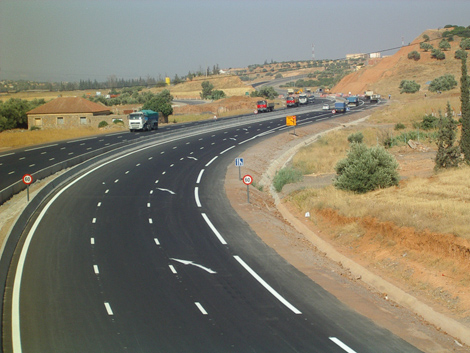 مواطنو بجاية يتذمرون من تعطل أشغال الطريق‮ ‬السيار‮