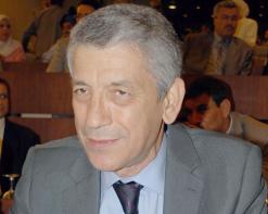 أساتذة متعاقدون لتصحيح 140 ألف ورقة امتحان البكالوريا بعد غلق مركز بالشلف وتحويلها إلى أربع ولايات