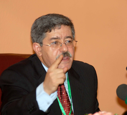 « Les législatives 2012 ne sont pas moins importantes que le référendum de 62 et des présidentielles de 95 » Ouyahia écarte la victoire des Islamistes et déclare :