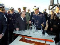 Le président de la République visite la base navale principale de Mers El Kébir (Oran)
