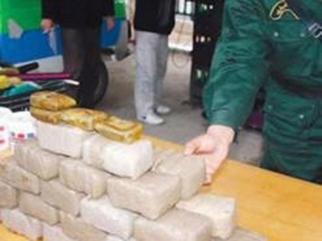 يدخل السجن رفقة والده بسبب المخدرات بالطارف