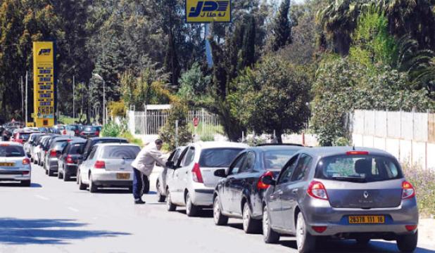 مئات الشباب يقطعون طريق الاصطياف بشواطئ تلمسان دعوات لمسيرة أمام مقر الولاية للمطالبة بحل أزمة الوقود