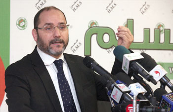 Mokri dans le costume de l'opposant : 