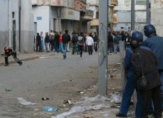 العشرات من سكان تلمسان يحاصرون الولاية والأمن يوقف 4 منهم