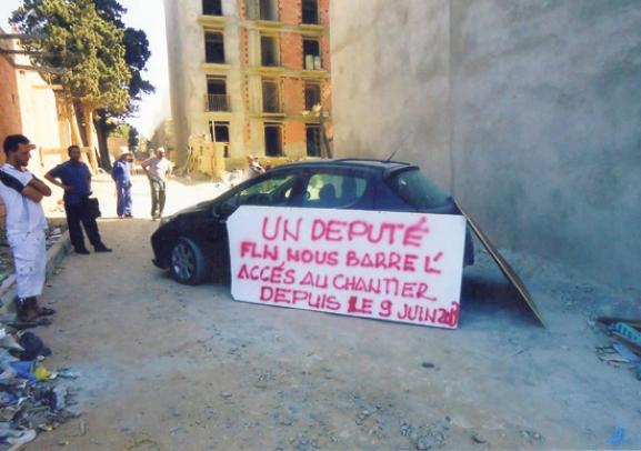 برلماني يغلق ورشة 102 سكن ببوإسماعيل في تيبازة سيارته في قارعة الطريق طيلة 16 يوما