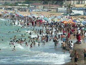 عائلات تقصد شاطئ الدواودة بتيبازة لرؤية أروع صورة لغروب الشمس