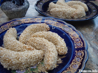 TCHAREK AUX SESAMES ou Cornes de gazelle aux sésames