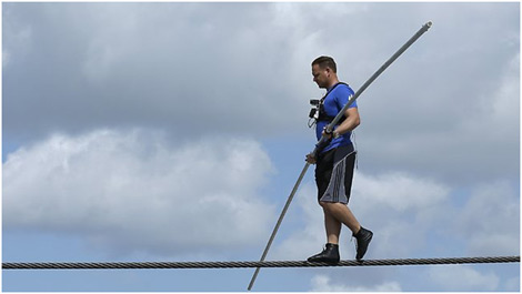 مغامر أمريكي يعبر 