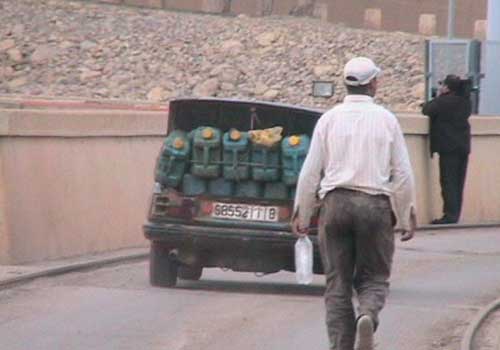 Le trafic de carburant algérien vers le Maroc crée des pénuries en Algérie et pénalise les pétroliers marocains