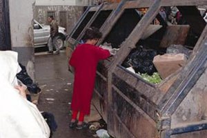 الوضع ينذر بكارثة بيئية : شارع بن عمر عيسى بباب الوادي تغزوه النفايات