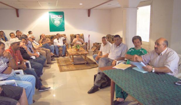 أنصار جمعية وهران يثورون ويطالبون بفتح رأسمال الشركة أعضاء الجمعية العامة يصادقون على التقرير المالي والأدبي