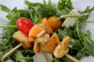Salade composée / brochette melon-crevette