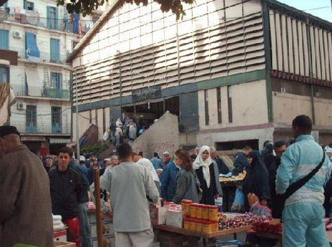 سوق باب الوادي تتخلص من أطنان من النفايات