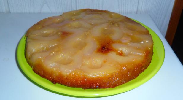 Gâteau au yaourt renversé aux poires caramélisées