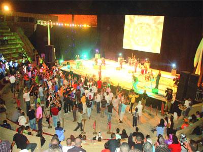 Les jeunes dansent, les moins jeunes écoutent... TIZI OUZOU