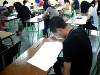 La grâce pour tous les recalés au bac, exclus pour tricherie collective Le Premier ministre, Abdelmalek Sellal, leur donne la chance de refaire l'année