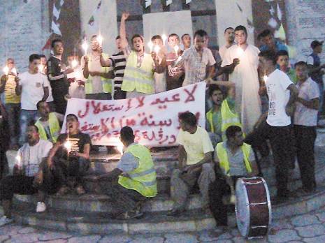 «Ni fête ni indépendance, 51 ans d'injustice» Les chômeurs ont organisé une marche la veille du 5 Juillet