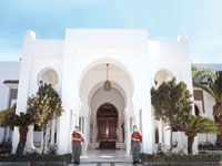 Maladie et absence du président, manque de visibilité et man'uvres politiques L'été de toutes les incertitudes