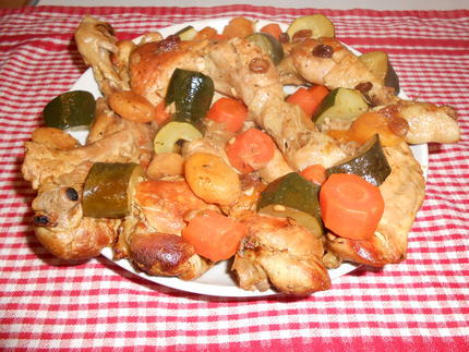 Tajine de poulet aux courgettes, carottes,tomates, abricots secs,(moelleux) et raisins secs.