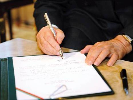 Des actes au mépris de la Constitution ' Décrets présidentiels signés à l'étranger