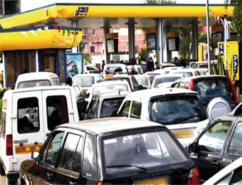 انعدام خدمة توزيع مادتي البنزين والمازوت في 14 بلدية الأزمة أنغصت حياة أصحاب المركبات بغليزان