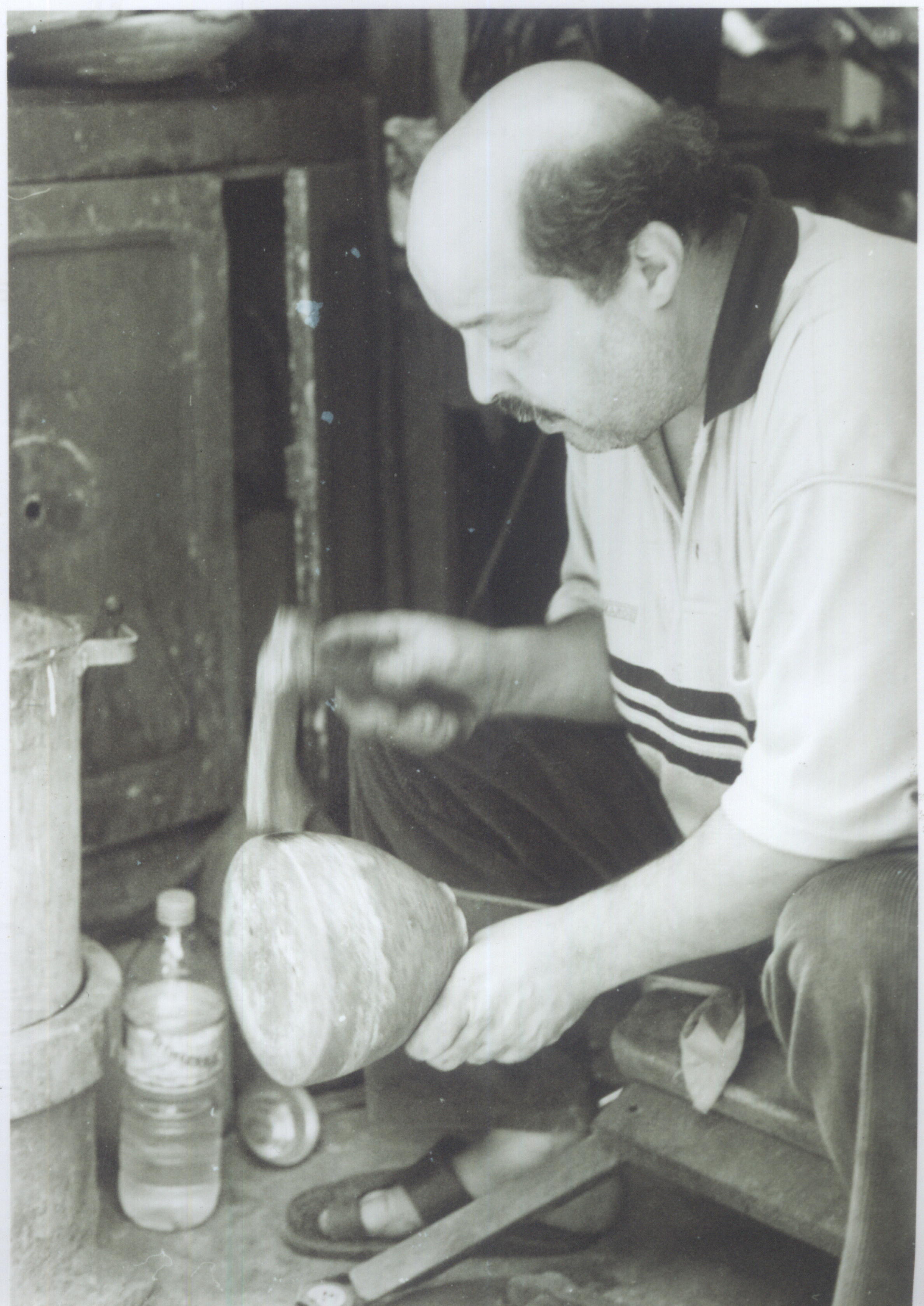 Avoir le courage de persévérer, avec conviction, pour sauvegarder le métier malgré le poids de l’adversité, être resté fidèlement attaché aux anciennes méthodes de fabrication ancestrales authentiques, cela dénote vraiment d’un amour solide pour la dinanderie  et d’un attachement viscéral à la tradition.