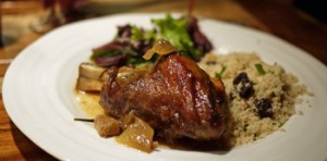 كسكسي بالحمص و الزبيب