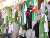 Commerce : Les articles aux couleurs de l'EN inondent le marché