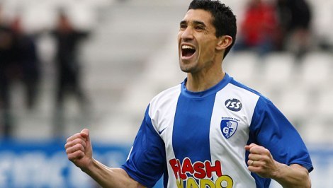 أكرور يرفض الإعتزال ويواصل 