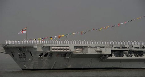 الهند تطلق أول حاملة طائرات من تصنيعها