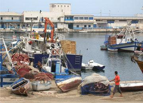 وفاة صياد وإنقاذ 12 إثر غرق سفينة قبالة مسمكة العاصمة