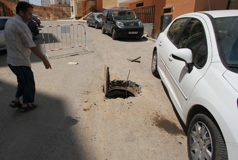 فتحات بقنوات الصرف الصحي تتسبب في حوادث مرور بالوادي