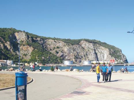 La rive ensoleillée de la Méditerranée Brise de mer de Béjaïa