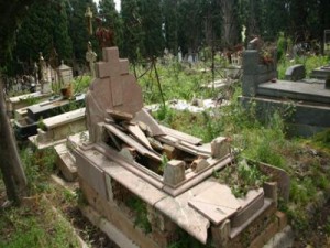 الإطاحة بشبكة تنبش القبور المسيحية بحثا عن مقتنيات ثمينة بمستغانم