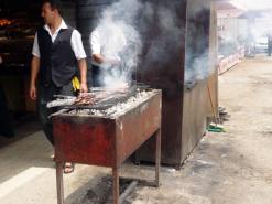 مطاعم سواحل العاصمة تستقطب العائلات رغم ارتفاع الأسعار وأزمة أماكن ركن السيارات