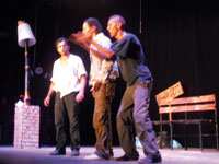 دار في دار  للتعاونية الثقافية لمسرح الحرف لسيدي بلعباس.. عرض كوميدي يصور مرارة الواقع