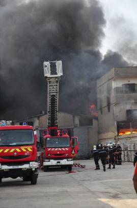 الشراقة بالعاصمة تنجو من كارثة حقيقية حريق مهول يلتهم مصنعين لمواد التجميل والكراسي