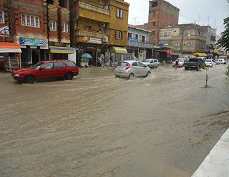 إصابة 13 شخص و أحياء تغرق بمياه الأمطار والبرد