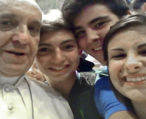 صورة للبابا فرانسيس مع مراهقين تثير ضجة عبر الإنترنت