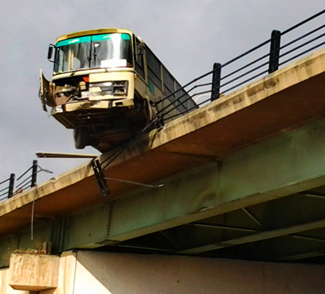 انقلاب حافلة على الطريق السريع الدار البيضاء بن عكنون