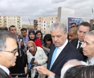 سلال يلتقي بسكان النعامة ويدشّن مشاريع عديدة