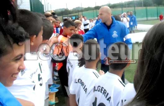 Zidane rencontre l'équipe de AFAK Relizane