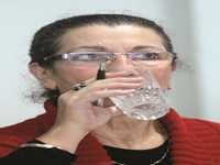 Elle réitère sa demande du report de la révision constitutionnelle à l'après-présidentielle Louisa Hanoune tempère son soutien à Bouteflika