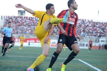 Harrachis et Usmistes dos au mur USMH - USMA (MATCH AVANCE DE LA 4E JOURNEE)