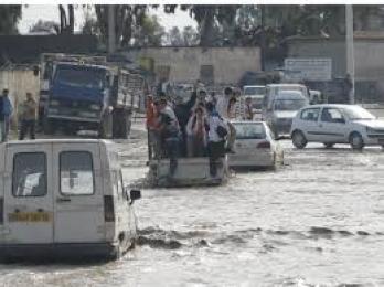 السيول تغمر حي 1 نوفمبر بالأصنام بالبويرة السكان يشمعون مقر البلدية ويطالبون بمعاقبة المقاولين