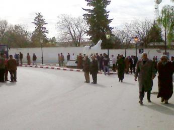 شباب بعين البيضاء يغلقون الطريق الوطني رقم 10 بأم البواقي بسبب عدم تسلم مفاتيح محلاتهم التجارية