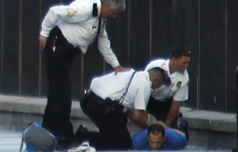 رجل يلقي مفرقعات نارية على سور البيت الأبيض