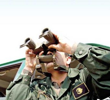 مافيا التهريب تستغل الانهيار الأمني في ليبيا لتوسيع شبكاتها وإغراق الجزائر فيما والي تبسة يأمر بفتح محطات الوقود من الخامسة صباحا إلى العاشرة ليلا